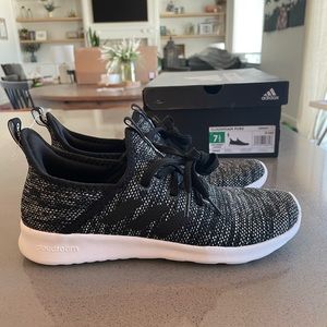 NWT Adidas Cloadfoam Pure Black and White Women’s sneakers in 7.5